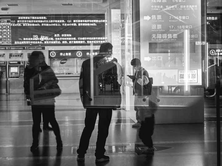 一张黑白照片 人们站在机场