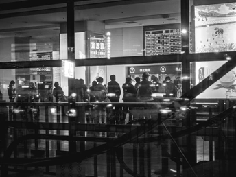 一张黑白照片 人们站在一家餐厅前面