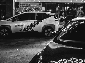 夜晚的黑白街道 停着车 一个人在走