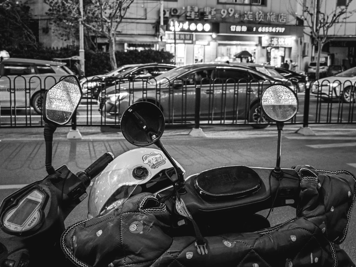 一张黑白摩托车停在路边