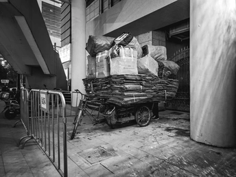 一张建筑内部的黑白色照片