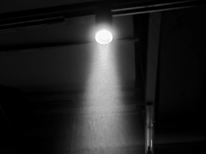 夜晚一个光线昏暗的房间