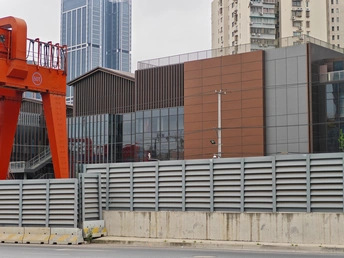 城市中一尊红色的雕塑 位于高楼大厦前