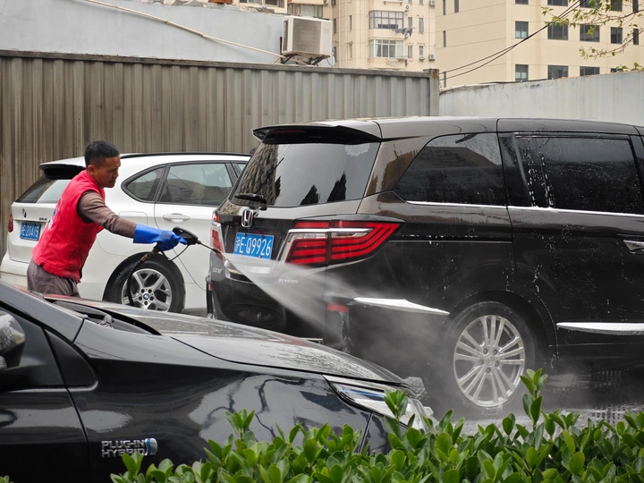 一个人在街上洗车