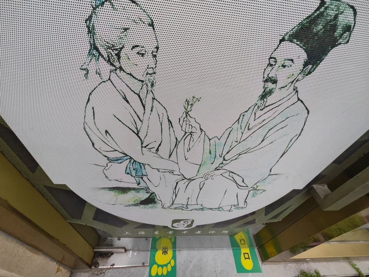 一个带有一个人和一个女人坐在一起的照片的广告牌