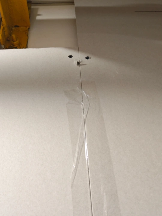 一把剪刀在纸片上剪出一个洞