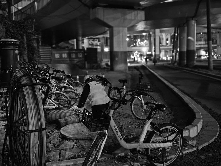 夜晚的黑白照片 车站 自行车