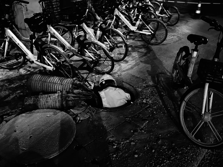 一条街道上停满了自行车 相邻的自行车都靠得很近。