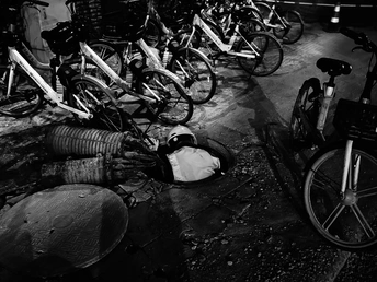 一条街道上停满了自行车 相邻的自行车都靠得很近。