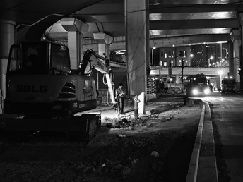 夜晚的建设区域黑白照片