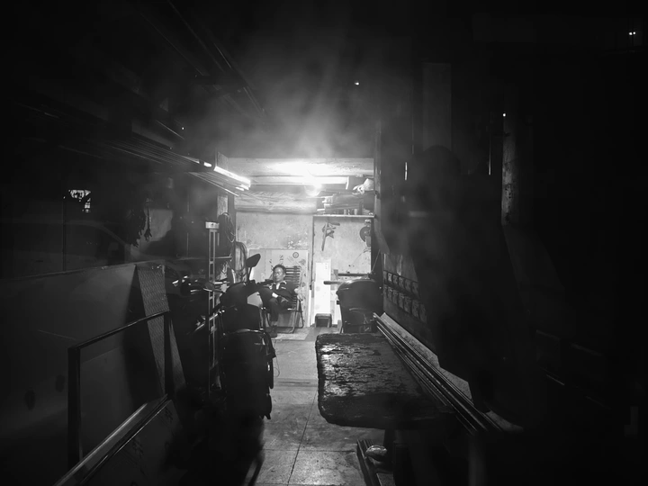 一张黑白照片 夜晚的黑暗厨房 有光线照射进房间