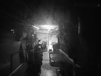 一张黑白照片 夜晚的黑暗厨房 有光线照射进房间