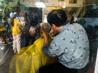 商店橱窗里的一个男人的倒影和一个女人的倒影