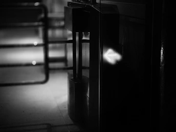 一个光线昏暗的房间 里面有空的椅子。