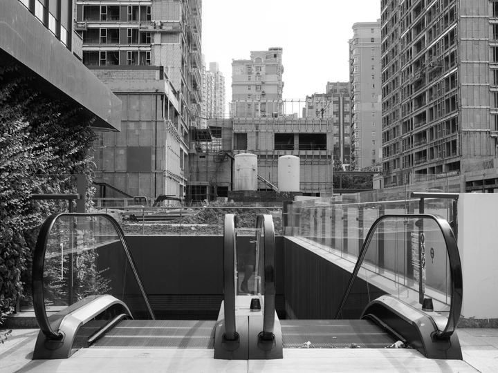 城市的高楼大厦黑白照片