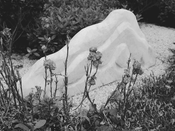 一座黑白花岗岩花园中的花岗岩雕塑