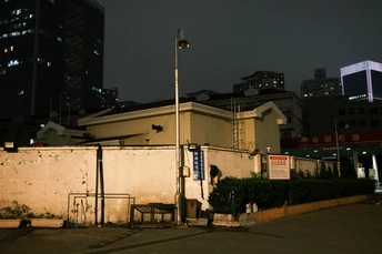 椅子在建筑物旁边的一堵有椅子的墙上