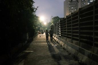 一些人在桥边人行道上走