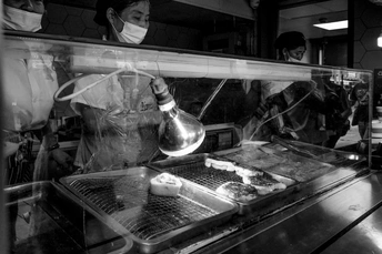 戴面具的人在工厂制作食物