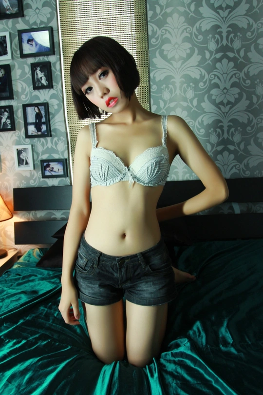 一位穿着比基尼的年轻女子站在床上