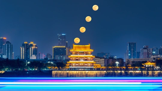 紫禁城的轮廓在夜晚被点亮了。