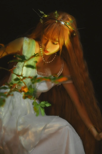 红发女孩 长发 穿白色连衣裙