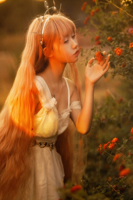 一位长着红头发的女孩穿着白裙在田野中