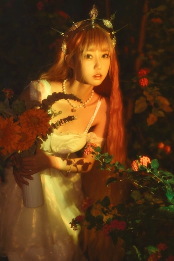 一位穿着白色连衣裙的年轻女子手持一桶花。