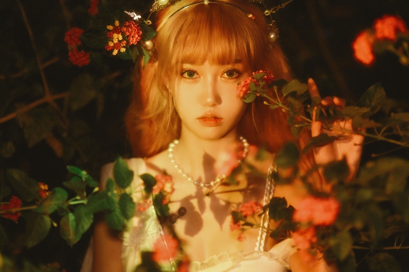 头戴红花的女青年 身着白裙 头戴花冠