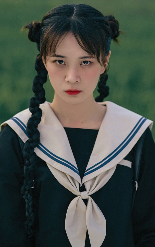 一位穿着黑白连衣裙的年轻女子 头发上有辫子