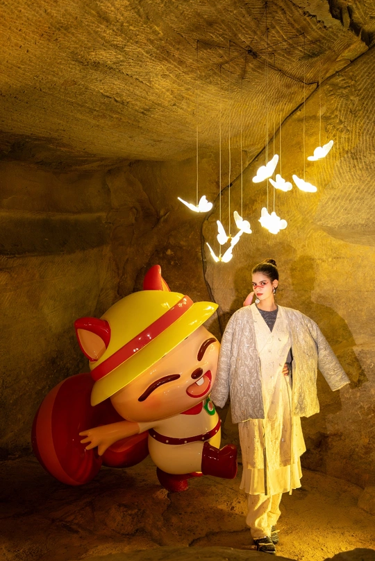 一个人站在洞穴里