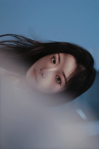 一位年轻女子带着蓝色眼睛凝视着相机