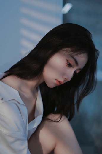 一位穿着白衬衫的年轻女子 黑发