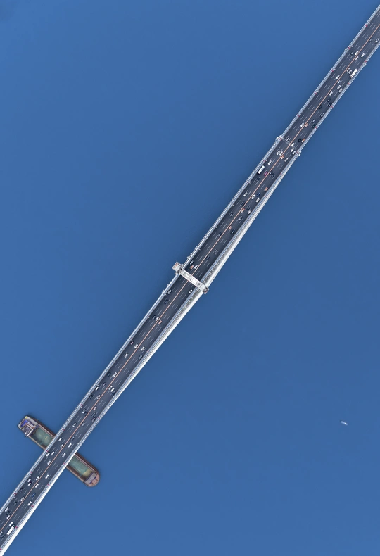 一架飞机在晴朗的蓝天上飞行