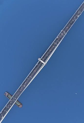 一架飞机在晴朗的蓝天上飞行