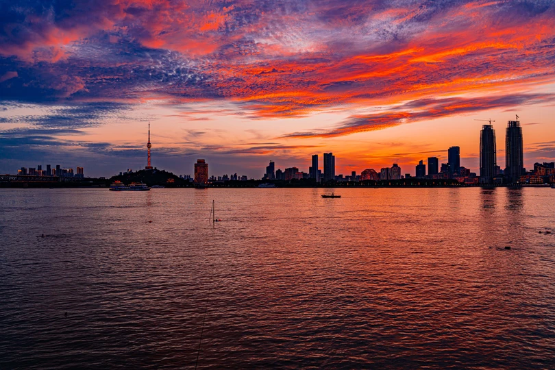 城市上空的红色天空下的多彩日落