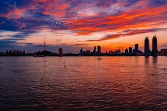 城市上空的红色天空下的多彩日落