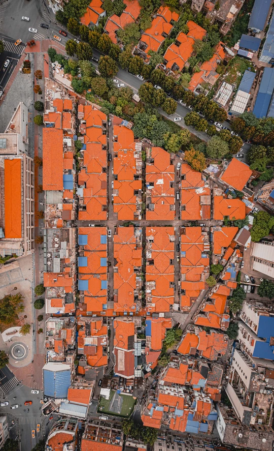 橙色屋顶和蓝色建筑组成的城市空域