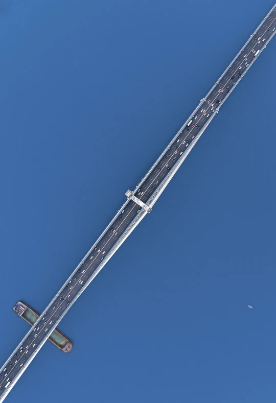 一架飞机在晴朗的蓝天上飞行