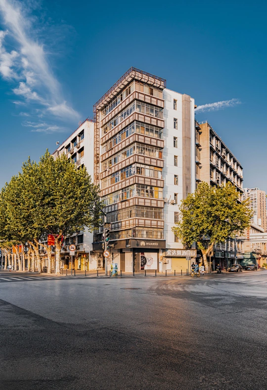 城市中的空荡街道 周围有高楼大厦