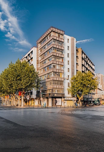 城市中的空荡街道 周围有高楼大厦