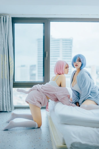 一个留着蓝色头发的年轻女子坐在床上