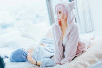 一个裹着粉色毛巾的女人躺在床上