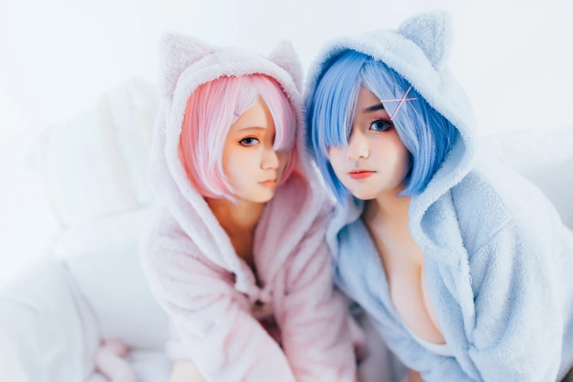 床上一块白毛毯下有几个洋娃娃