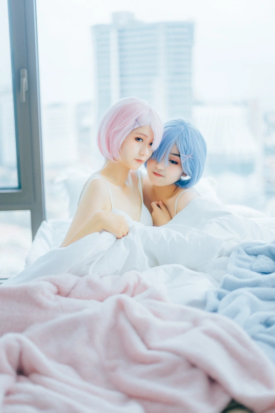 一些有蓝头发的女孩躺在白色床上