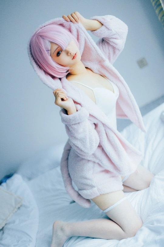 一个裹着毛巾的粉红色头发的女人躺在床上