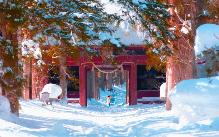 像光驱散黑暗，神明降临人间