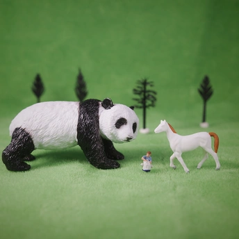 黑白熊猫和一只小白色熊在草地上