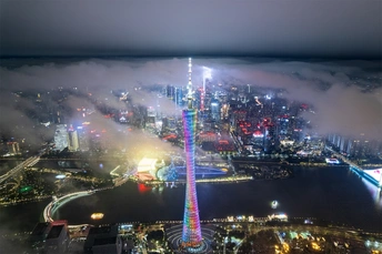 从城市高楼的顶部拍摄的夜晚照片 雾气和烟花