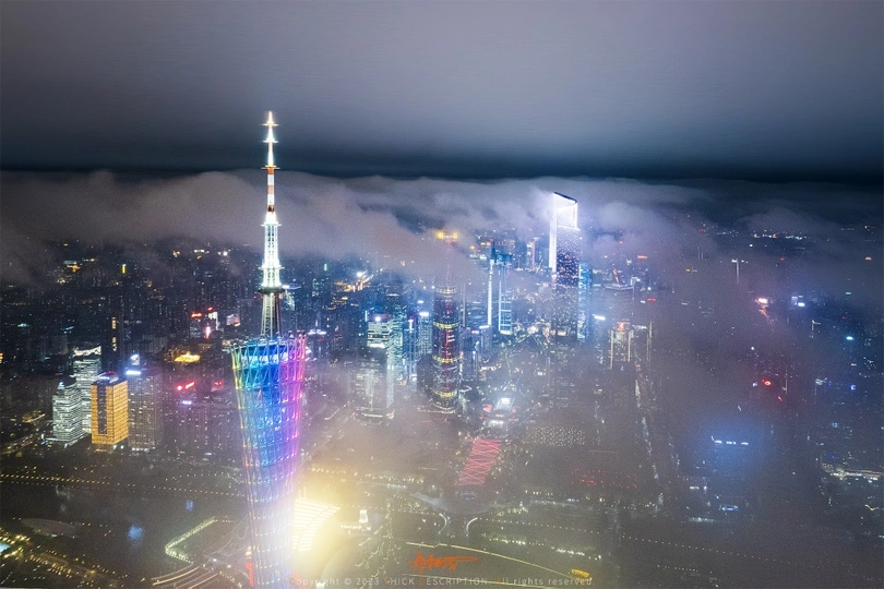 从雾气笼罩的城市高楼的顶部拍摄的夜晚照片